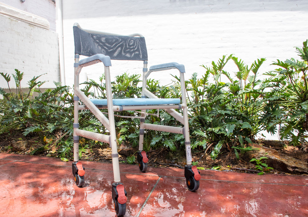 Silla De Ruedas Con Cómodo Sanitario En Aluminio